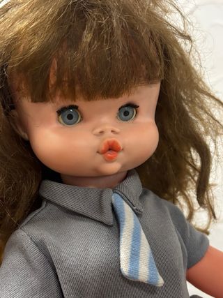 Muñeca vintage con vestido gris y corbata