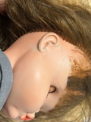 Muñeca vintage con vestido gris y corbata