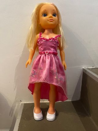 Muñeca rubia con vestido rosa