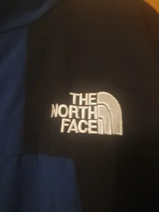 Chaqueta The North Face azul y negra