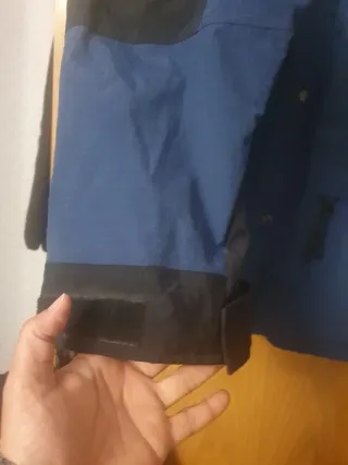 Chaqueta The North Face azul y negra