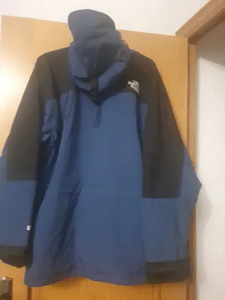 Chaqueta The North Face azul y negra
