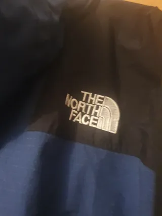 Chaqueta The North Face azul y negra