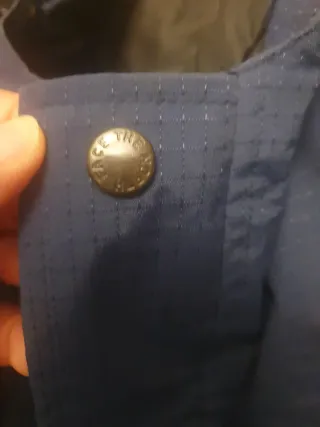 Chaqueta The North Face azul y negra