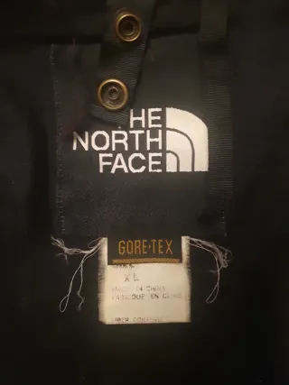 Chaqueta The North Face azul y negra