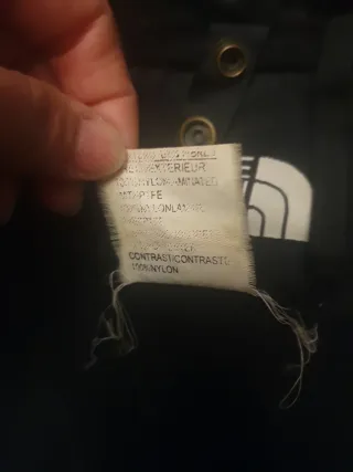 Chaqueta The North Face azul y negra