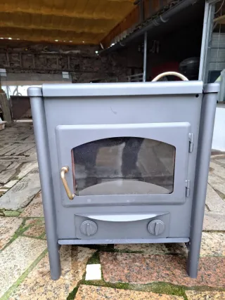 Estufa de hierro con puerta de cristal