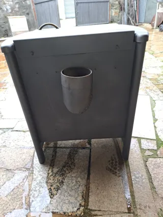 Estufa de hierro con puerta de cristal