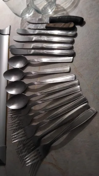 Juego de cubiertos y vasos