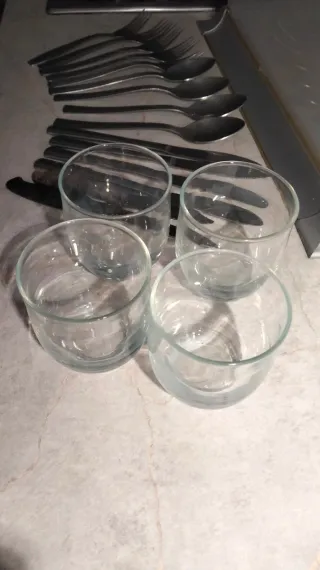 Juego de cubiertos y vasos