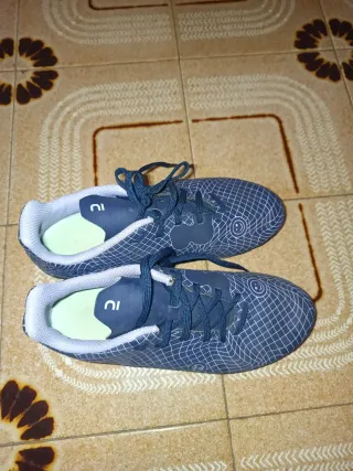 Zapatos de fútbol azules y blancos