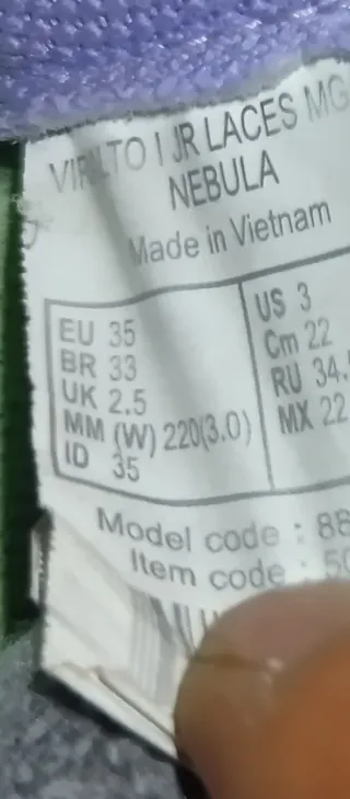 Zapatos de fútbol azules y blancos