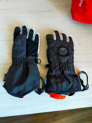 Tuta da sci rossa e guanti