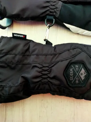 Tuta da sci rossa e guanti