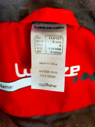 Tuta da sci rossa e guanti