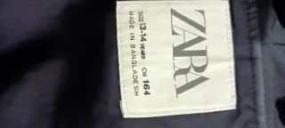 Sudadera Zara con capucha y bolsillo Talla 13-14.