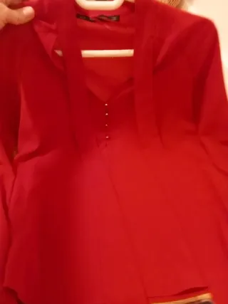 Camisa roja con lazo