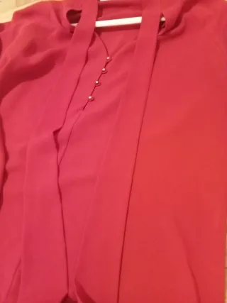 Camisa roja con lazo