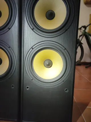 Altavoces de suelo negros