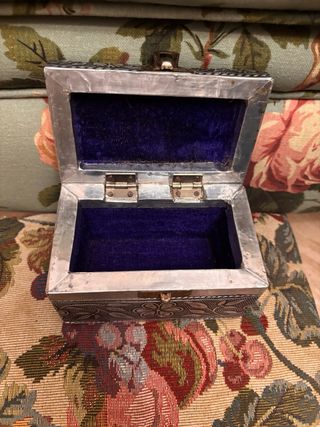 Baúl joyero de metal plateado