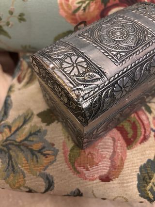 Baúl joyero de metal plateado