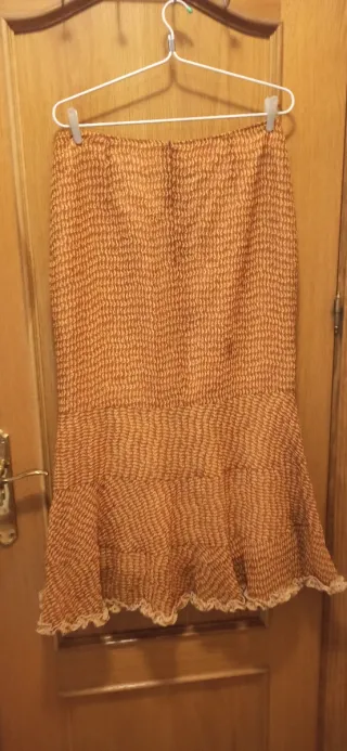 Conjunto Falda y Blusa estampada a contraste.