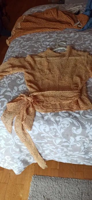 Conjunto Falda y Blusa estampada a contraste.