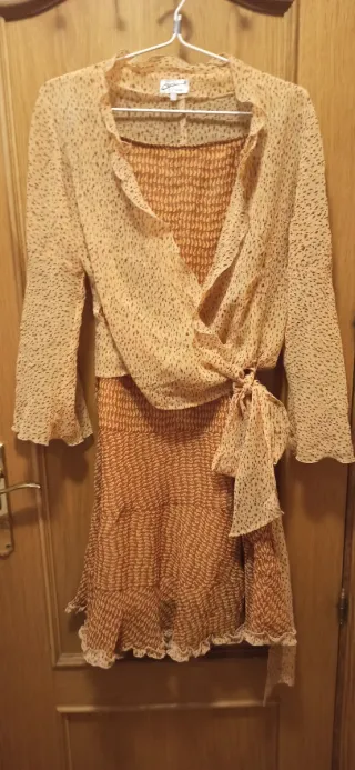 Conjunto Falda y Blusa estampada a contraste.