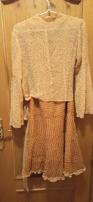 Conjunto Falda y Blusa estampada a contraste.