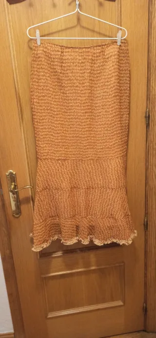 Conjunto Falda y Blusa estampada a contraste.