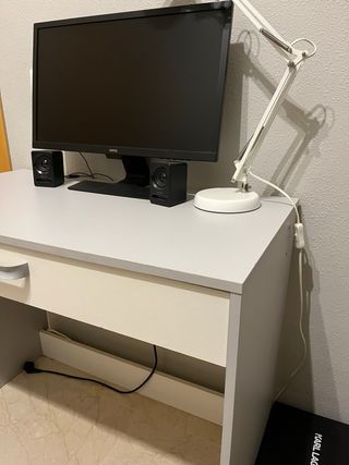 Escritorio gris y blanco