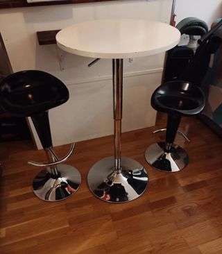 Mesa alta y taburetes