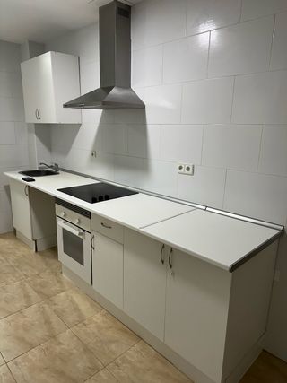 Muebles de cocina con placa y campana