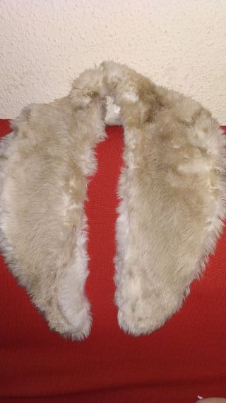 Cuello de abrigo beige y blanco