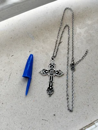 Cadena con colgante cruz gótico