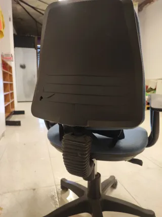 Silla de oficina azul con cojín gamer