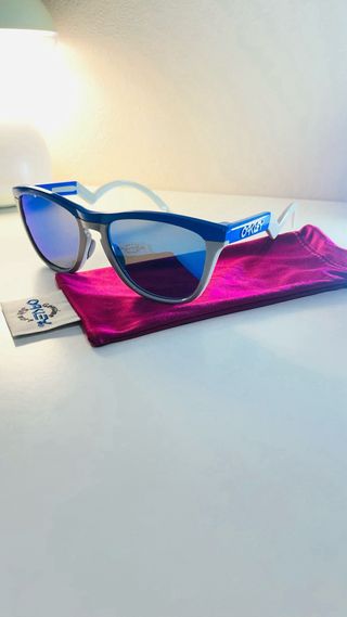 Occhiali da sole Oakley con lenti blu a specchio