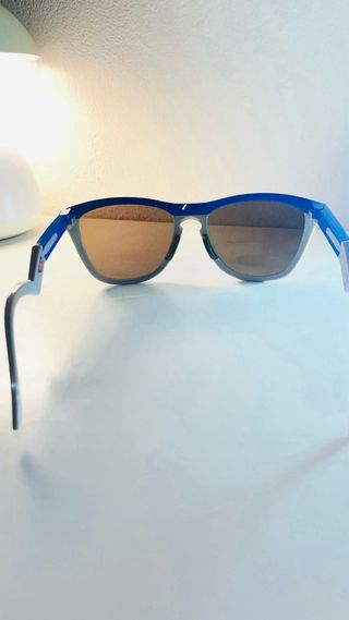 Occhiali da sole Oakley con lenti blu a specchio