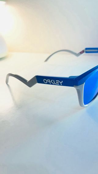 Occhiali da sole Oakley con lenti blu a specchio
