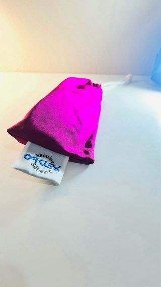 Occhiali da sole Oakley con lenti blu a specchio