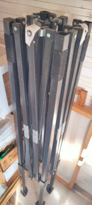 Carpa Extensible hierro Negro y tela blanca.