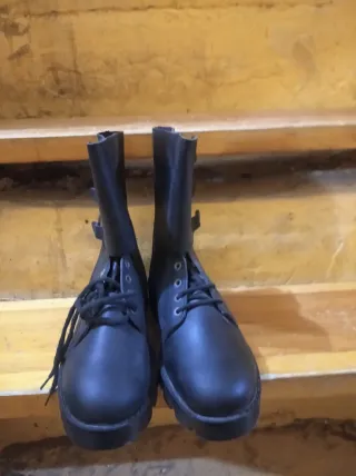 Stivali militari neri con fibbie