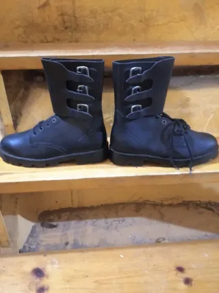 Stivali militari neri con fibbie