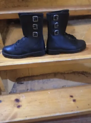 Stivali militari neri con fibbie