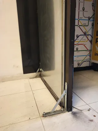 Puerta negra con cerradura y pomos y marco