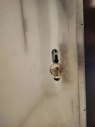 Puerta negra con cerradura y pomos y marco