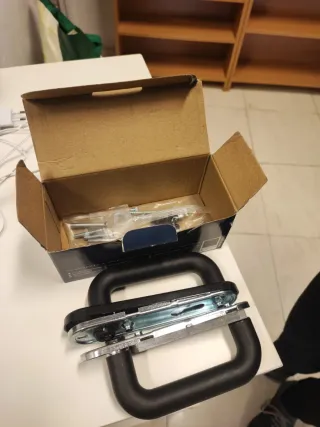 Puerta negra con cerradura y pomos y marco