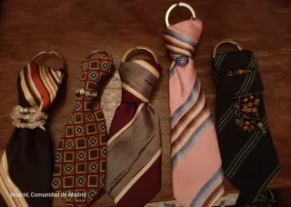 Llaveros hechos de corbatas