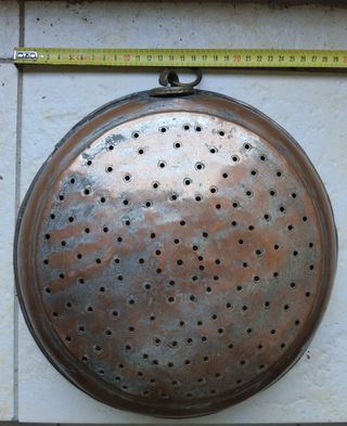 Antico stampo in rame traforato