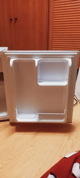 Nevera Kuntf pequeña blanca